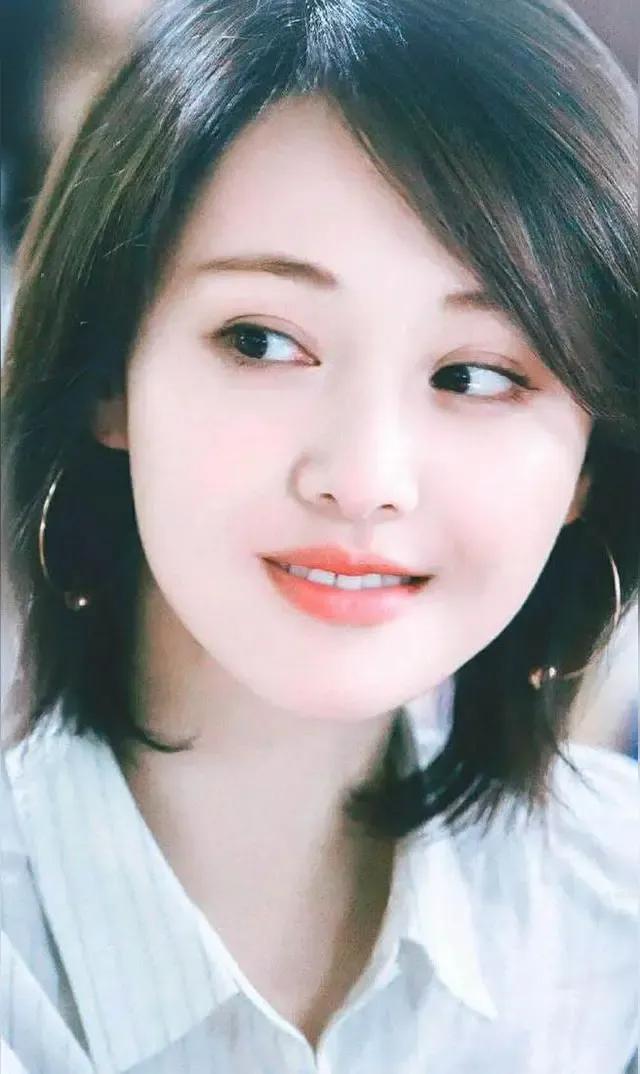 郑爽：从顶流到“老赖”人生崩塌背后的原生家庭、金钱与道德困局