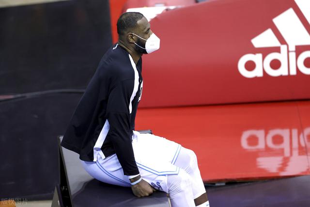 替补席陷入疯狂！三旬老汉骚出天际，湖人再次打花对手