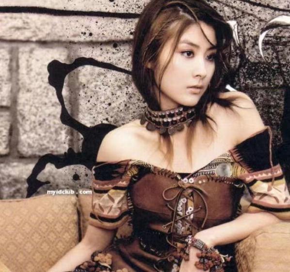 “百亿天后”陈慧琳近照曝光，49岁皮肤白嫩，被富豪老公宠成少女