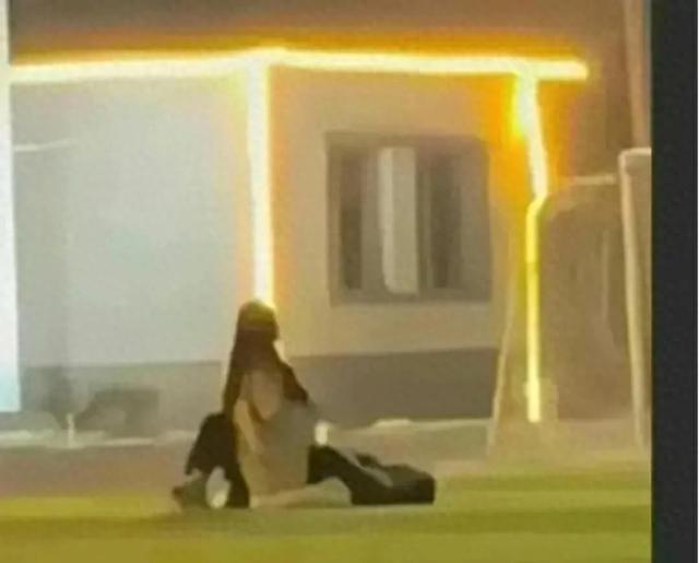 惊呆了！高校情侣操场大胆亲热视频曝光！网友评论区彻底绷不住了