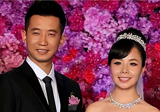 “草根歌手”王二妮和李飞结婚9年，她初心不改，他却像换了个人