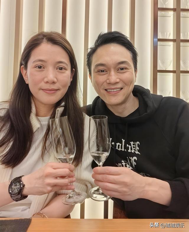 24 年甜蜜不落幕！港星张智霖和袁咏仪如何把婚姻过成爱情范本？