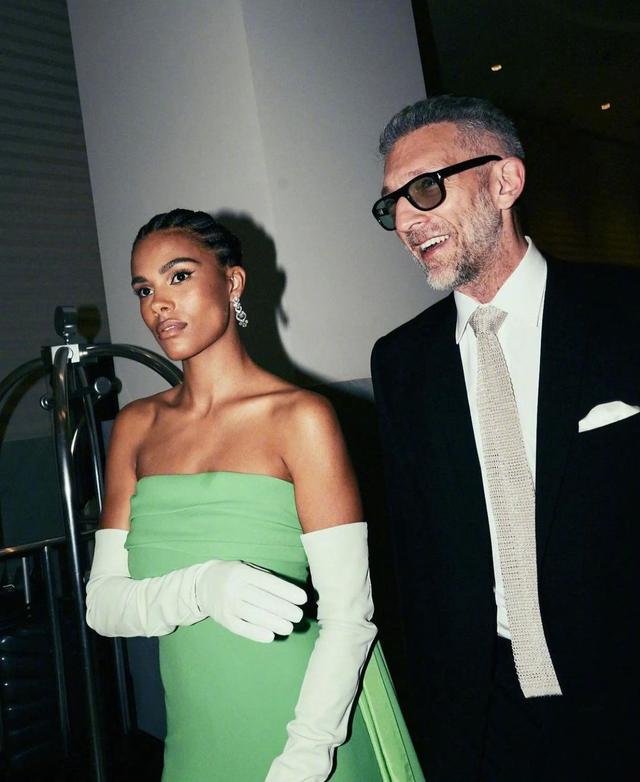 “球花”莫妮卡55岁前夫携娇妻闪耀戛纳！25岁爱妻穿绿裙，太惊艳