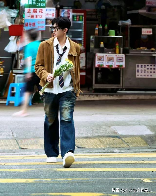 33岁杨洋晒照庆生，从众星捧月到无人问津，体现娱乐圈人情冷暖