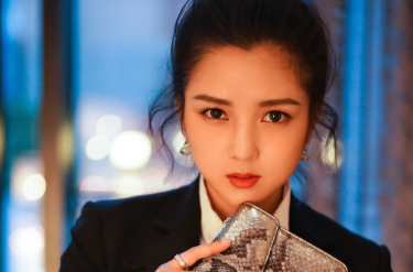 35岁何洁现身商演捞金，身材圆润脸部发福，养三娃不易四处走穴