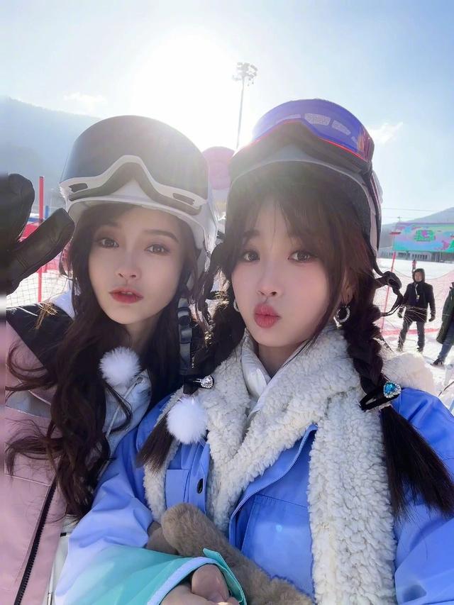 32岁baby晒滑雪照，状态不输虞书欣，与小13岁黄明昊同框似姐弟