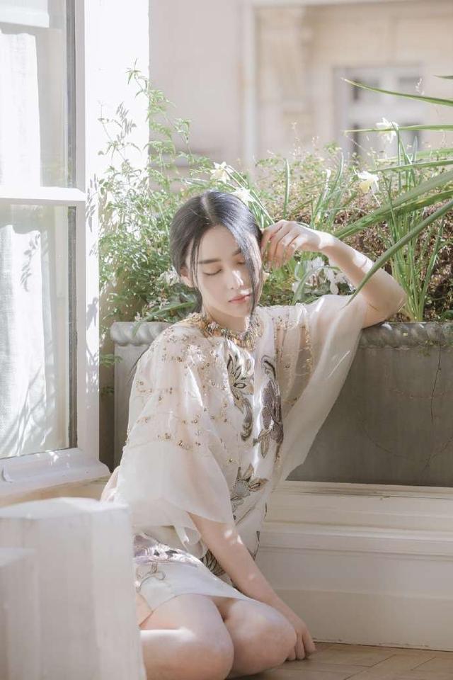 前有吴卓羲晒床照，后有李晨送石心，35F张馨予傲人身材惹人爱