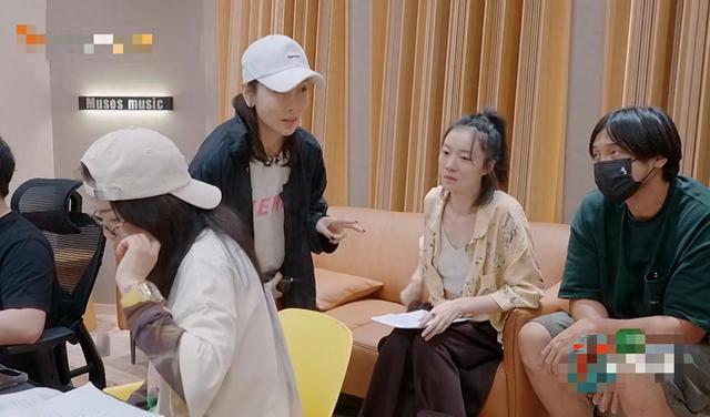 齐溪王传君认爱后首度同框！男方低调现身浪姐3，甜蜜陪伴好恩爱