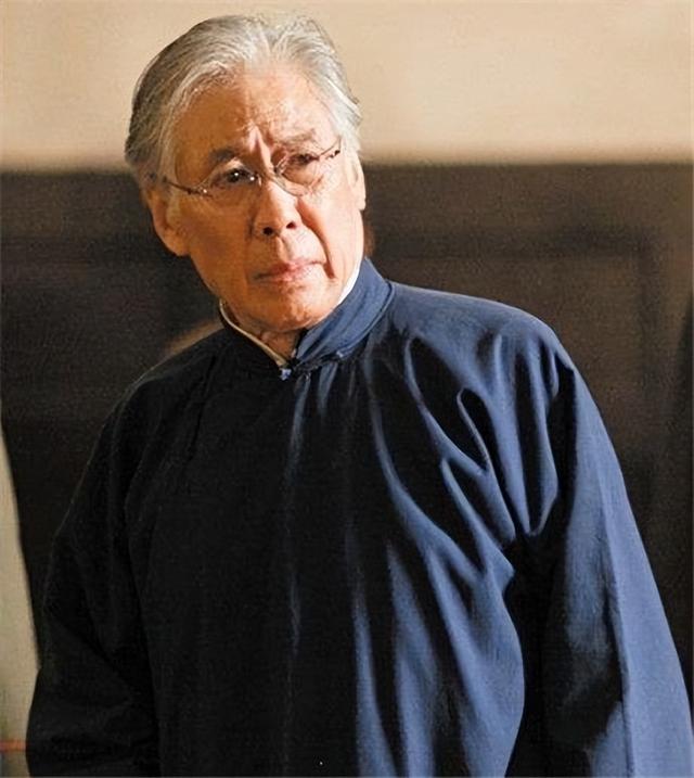 头发花白，衣服全是洞，88岁烟不离手的焦晃，早已走上另一条大道