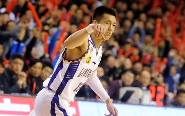 萌妹子被郭艾伦用球疯狂砸头，网友：太过分了吧