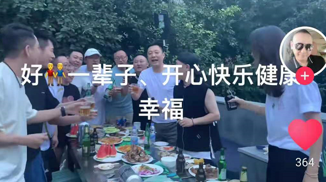 孙红雷一家三口同框，4岁女儿坐爸腿上东张西望，大眼睛萌态十足