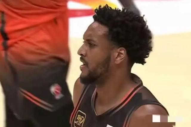 邱彪接受俱乐部采访:成绩不易,不满盖利克里斯情绪,对盖利耐心