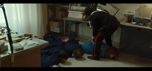 110分钟全程屏息，这是我看过最「骚」的黑帮片