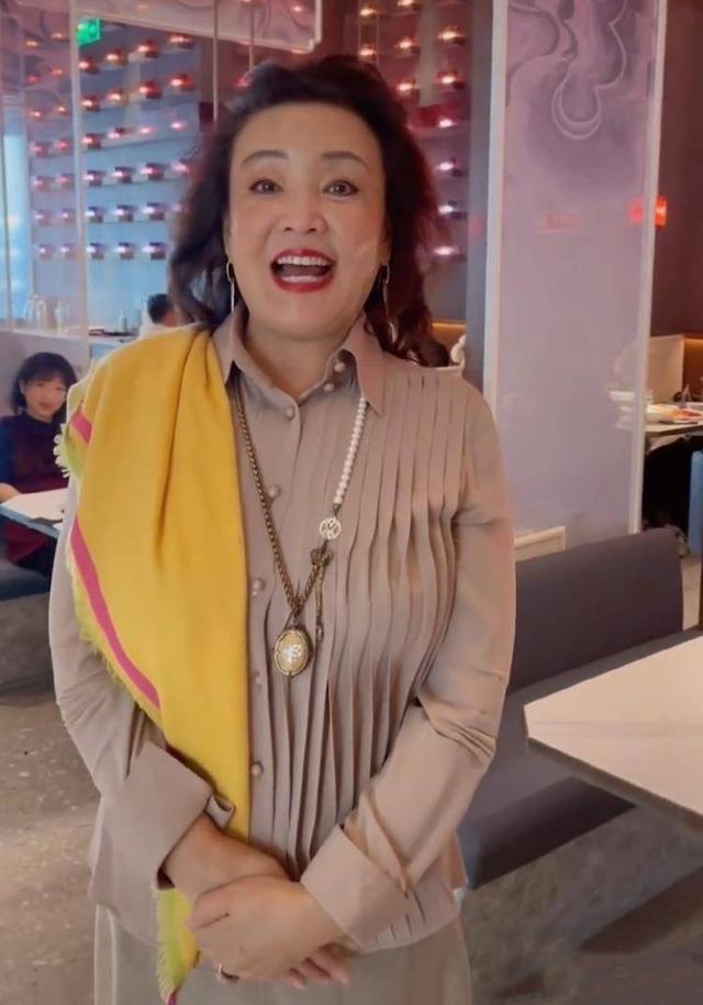 张兰幽默澄清自己与田益宾的关系，并在线教黑粉们如何黑自己