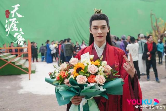 钟无寐迎来了他的最终结局，演员龚俊却一直在路上