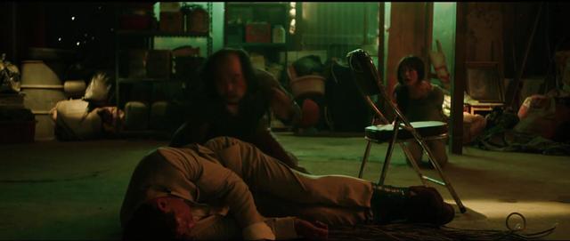 人质被绑匪百般虐待，就连喝水都被反绑双手！韩国最新犯罪电影