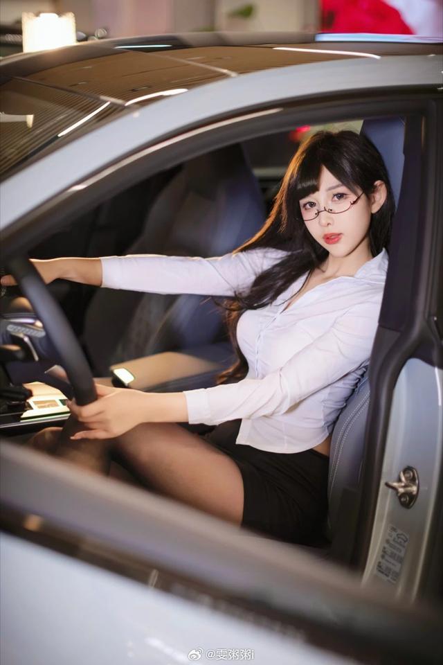 黑丝车模小姐姐，有点点不正经的样子！