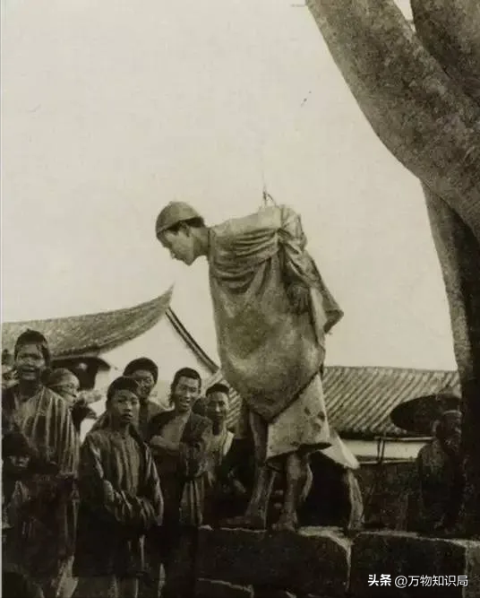 晚清老照片：男男女女挤在一起打麻将，囚徒感觉丢脸躲避镜头