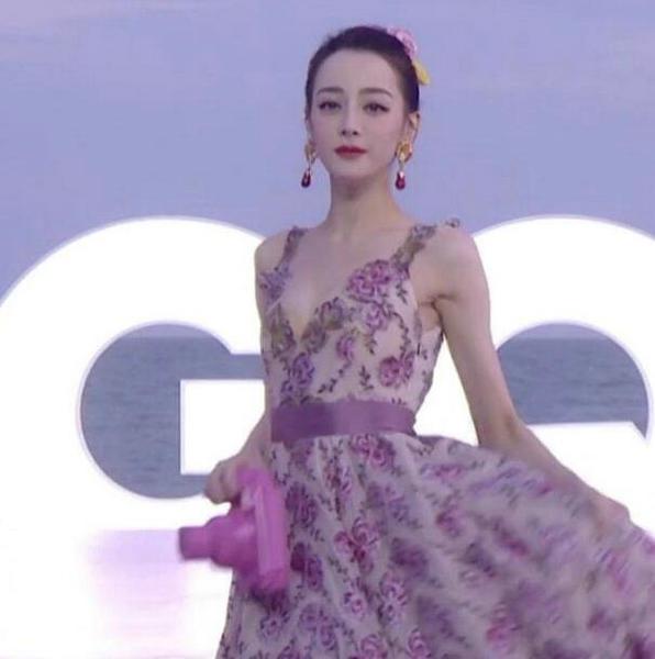 群星亮相GQ盛典红毯：热巴baby美似仙女，何穗刘雯气场超绝