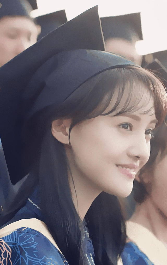 郑爽：从顶流到“老赖”人生崩塌背后的原生家庭、金钱与道德困局