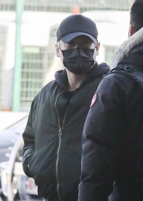 吴秀波夜间出行，衣着寒酸，网友：一手烂牌打回解放前