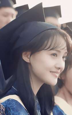 演员郑爽(郑爽：从顶流到“老赖”人生崩塌背后的原生家庭、金钱与道德困局)