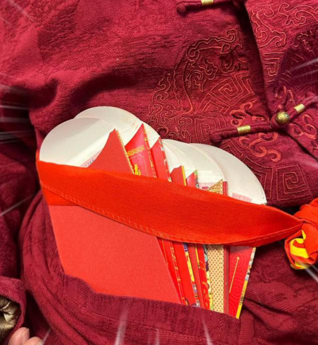 37岁赵丽颖回农村，素颜戴奶奶帽子，怼脸拍皮肤超好，面相变了