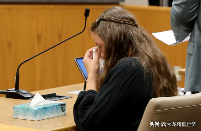 美国女老师交往男学生，放学后教室拥吻，发生不当接触，坚称无罪