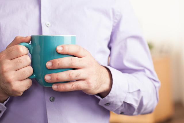 被曝晒过的瓶装水，会变成毒水？用杯子喝水，听听这3点建议