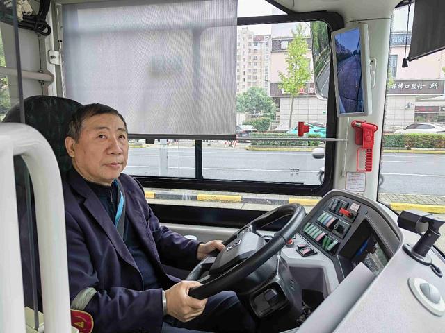 站管员主动联系警方,成功找到失主归还钱包