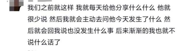 “你说（嚼嚼嚼），学校门口的（嚼嚼嚼）鸡公煲（嚼嚼嚼），咋这么好吃呢”
