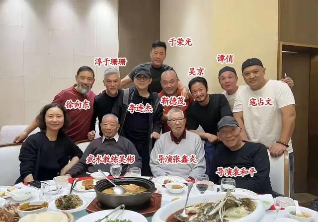 吴京春节拜访朋友，与李连杰等武术界大咖重逢，师父吴斌坐C位
