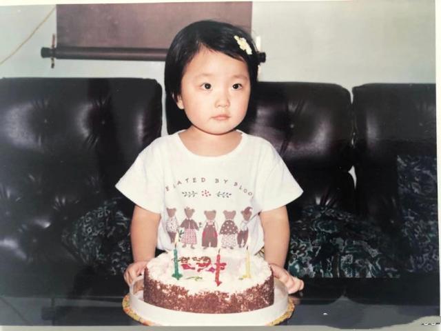 周扬青罕晒儿时与爸妈合影，直面整容争议：从小到大长得毫无关联