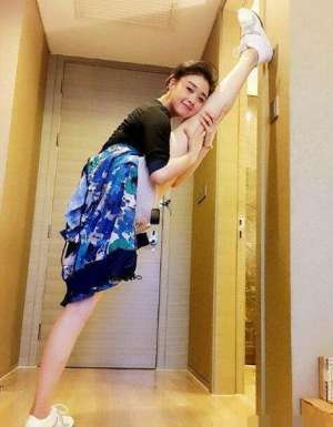 腿咚(女星一字马哪家强？杨幂长腿吸睛，沈梦辰“腿咚”闺蜜)