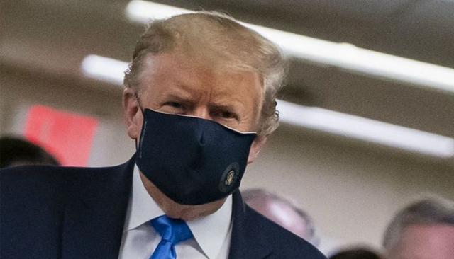 奥兰多迪士尼乐园坚持重开,游客欢呼、米奇不让合影