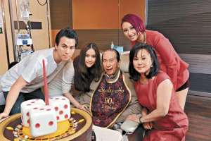 何鸿燊为什么能娶四个(赌王何鸿燊一生4个妻子，为何大房一家支离破碎，还被禁止分财产？)