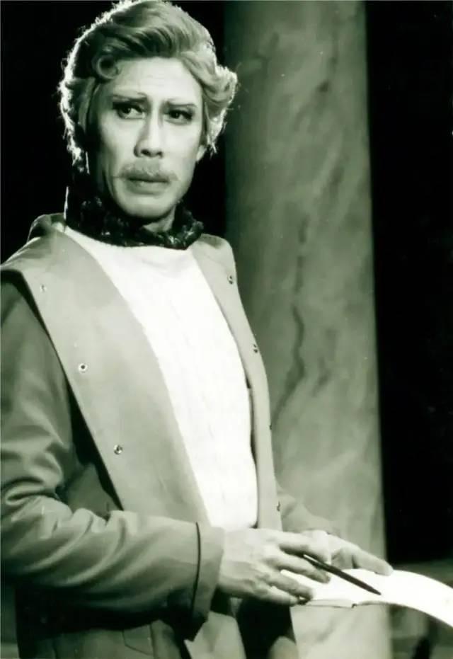 头发花白，衣服全是洞，88岁烟不离手的焦晃，早已走上另一条大道