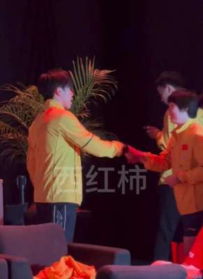 大头和(大头主动和蒯曼握手，恭喜她获得了亚军)