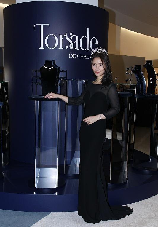 二胎实锤？林心如久违露面，侧身肚子隆起没腰线，全程捧腹显孕相