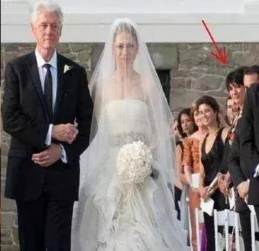 一个亿万富翁死了，他的“查泰莱夫人”为何被FBI盯上？