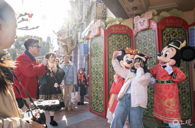 祥蛇贺新春，米奇米妮身着中式新年装迎客