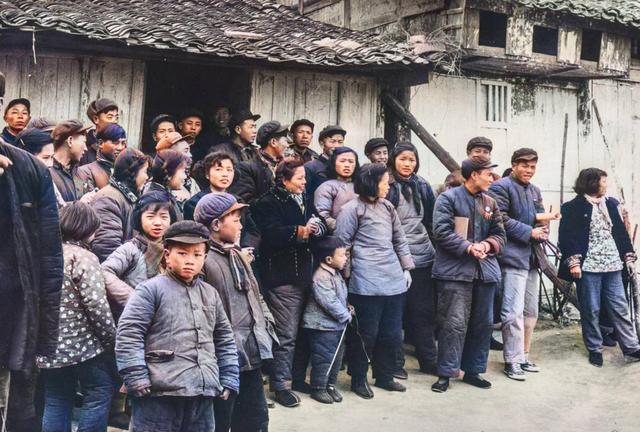 96年中学校长给我介绍对象，晚上我俩看电影，黑灯瞎火拉错姑娘手