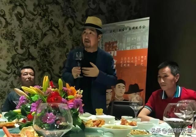 知情人称张国立邓婕没有移民法国，只是过来参加时装周活动