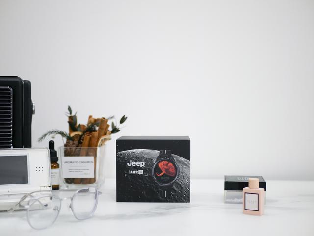 双摄像头可拍照，64GB+触摸屏的手表你见过吗？Jeep黑骑士评测