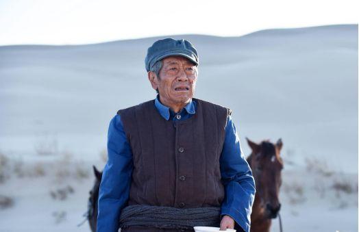 73岁老戏骨仍拍戏，二婚娶小37岁娇妻，全家福曝光儿子比老婆老