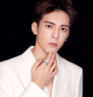 曾舜晞个人资料(又一男星恋情曝光曾舜晞带女子酒吧玩耍一同回家，女方身材消瘦)