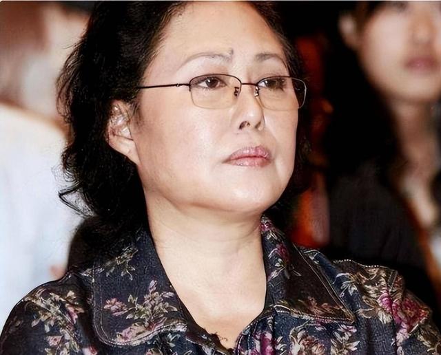 74岁斯琴高娃近况：瑞士老公已去世，她垂垂老矣，与儿子冰释前嫌