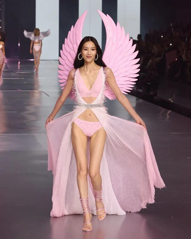 维秘大秀五年后回归！36岁刘雯第8次登台，东方气质美出高级感