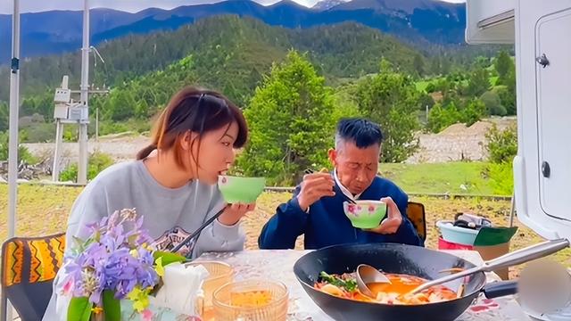 她出生4个月被遗弃，养父为她终身未娶，如今她身家过亿报答养父