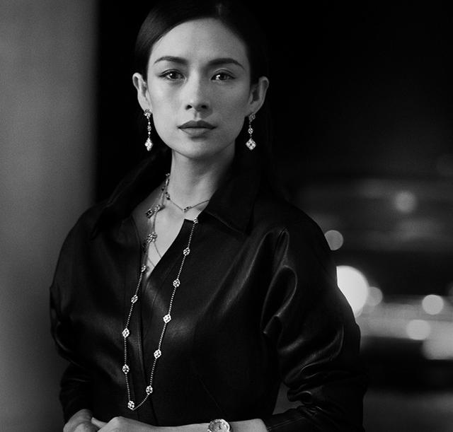 章子怡曝黑白写真大片 女神“不磨皮”展自然魅力